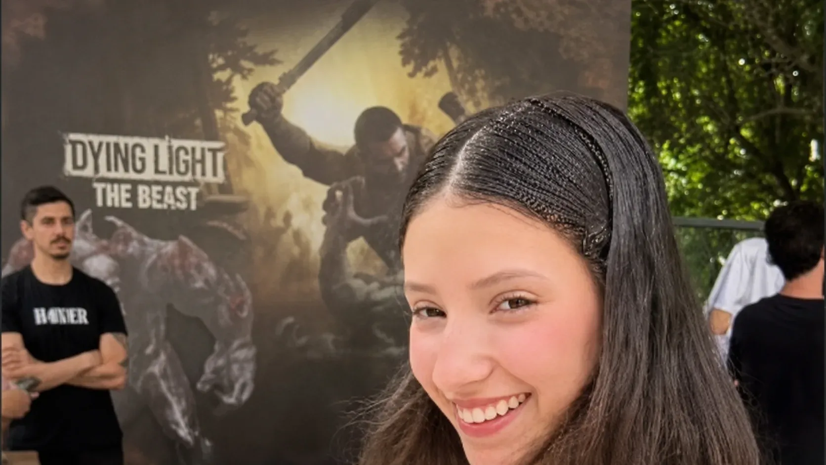 Yisabeley em conteúdo de Dying Light: The Beast com a ativação ao fundo