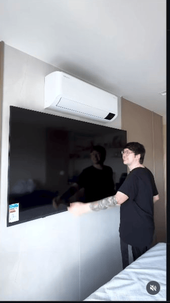 Tixinha com uma TV LG QNED e Xarola em conteúdo de LG UltraGear